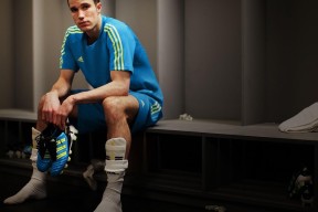 哈兰德在日本队比赛中大比分获胜，刷新纪录引发热议！观众掌声雷动——一场让人心跳的观赛体验