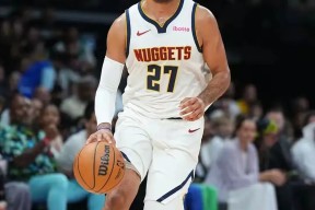  穆雷回归赛场，回归赛场首场状态亮眼，勇士观众沸腾！-爱游戏电子